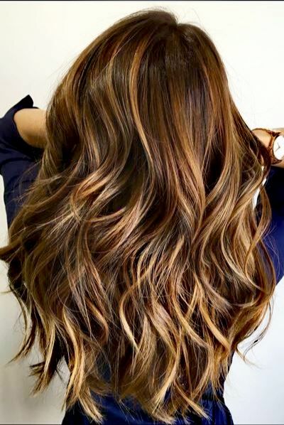 cabello con mechas rubias