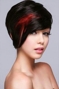 mechas rojas con cabello corto