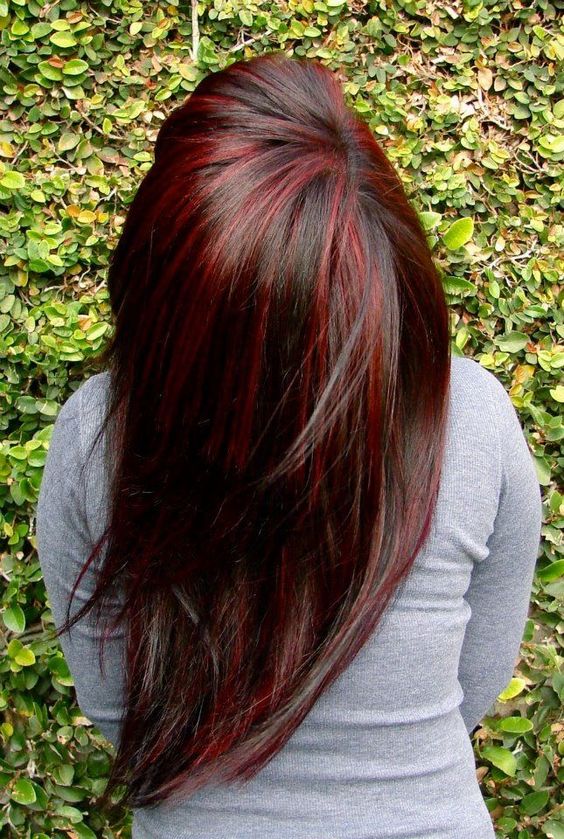 mechas rojas en cabello largo