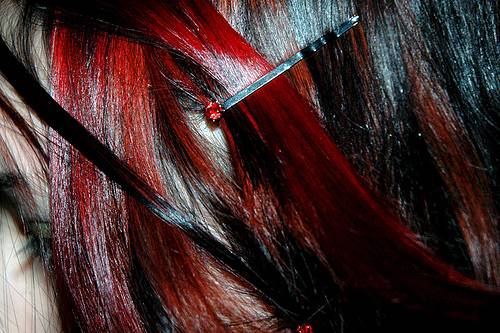 mechas rojas en cabello negro oscuro