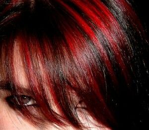 pelo con mechas rojas