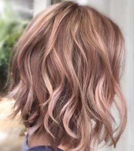 mechas rosas en cabello corto