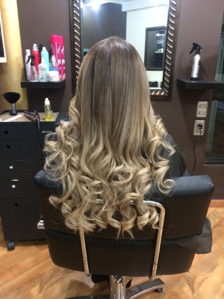 mechas balayage pelo rubio rizado