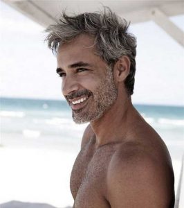 Mechas blancas en hombres