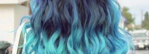 mechas californianas azules pelo largo rizado