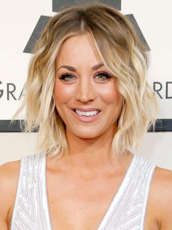 mechas rubias pelo corto kaley cuoco