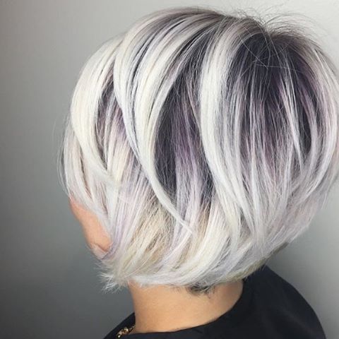 mechas platinadas en cabello corto