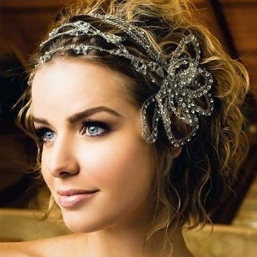 peinado para mujer con pelo corto con joyas para bodas