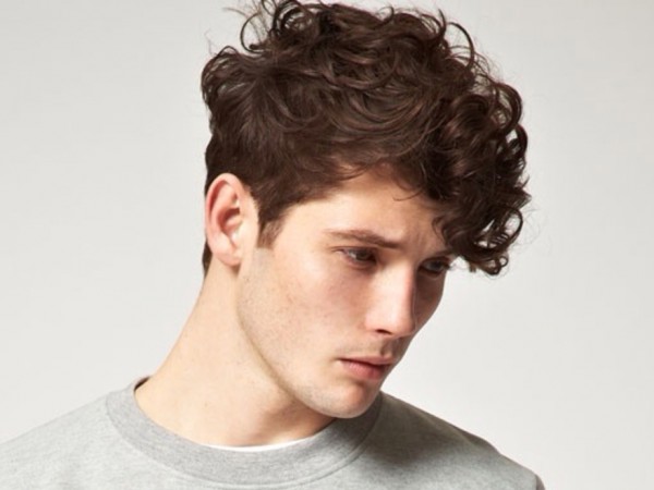 peinados faciles para hombres con cabello ondulado o rizado