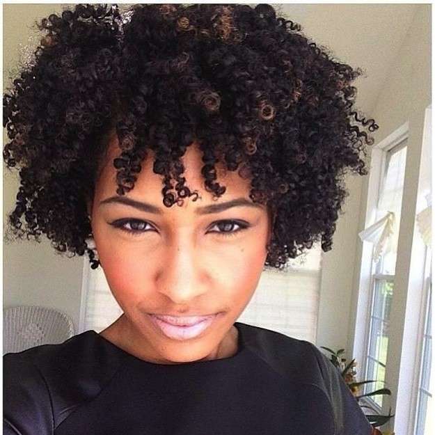 pelo muy corto afro mujer